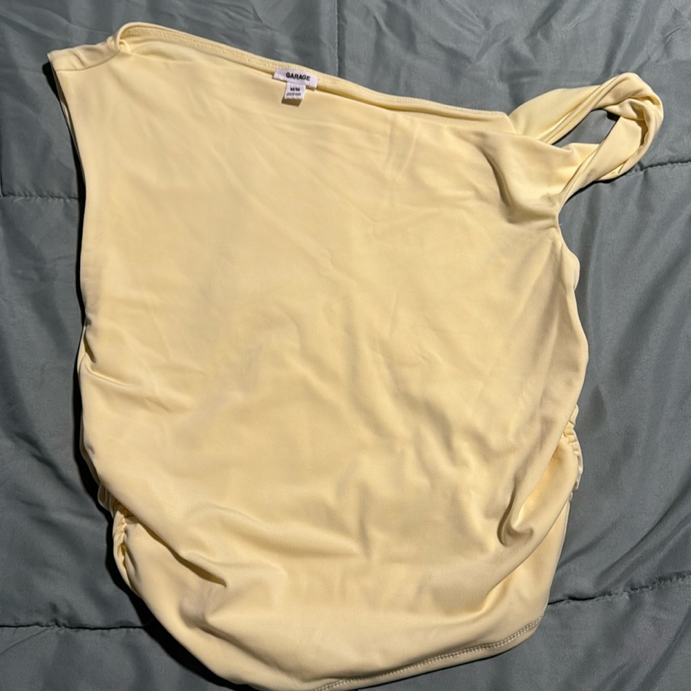 Garage asymmetrical twisted top